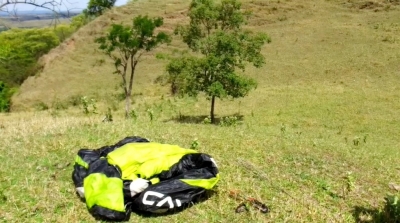 Homem sofre fraturas após queda de parapente na região 