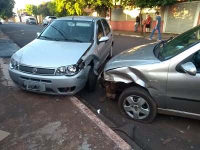 Carros colidem em Ourinhos 