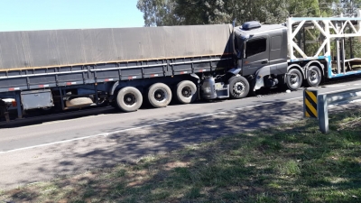 Acidente entre caminhões e carreta interdita pista da BR-153 