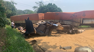 Acidente com carreta na BR-153 deixa três feridos, incluindo um bebê de oito meses no norte do Paraná 