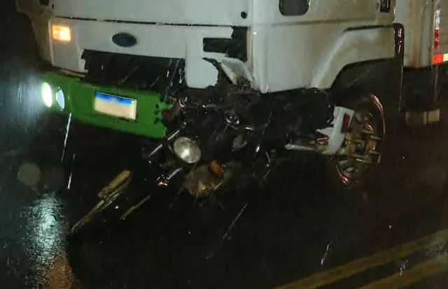 Duas pessoas morrem em acidente entre 3 motos e caminhão no norte do Paraná 