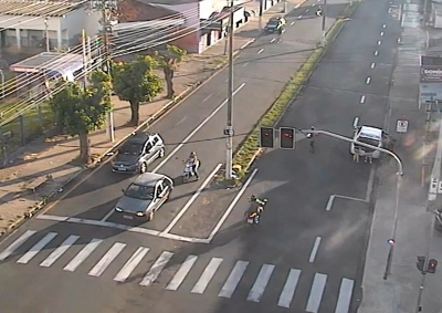 Câmeras de segurança desmentem versão de motociclista que furou sinal vermelho em acidente fatal na região