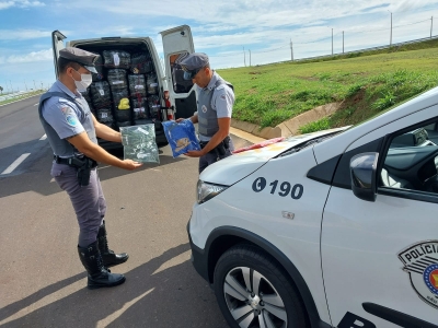 Polícia Rodoviária apreende camisetas e bonés falsos em rodovia na região 