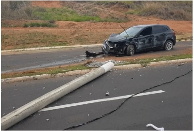 Em acidente impressionante, motorista derruba poste na região
