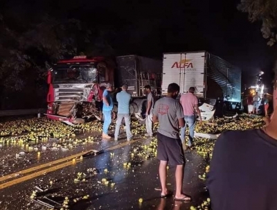 Três pessoas ficam feridas em acidente com caminhões em rodovia na região 