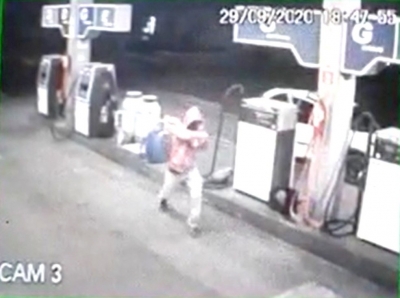 Homens desistem de assalto a posto na região e correm após reconhecerem delegado; veja o vídeo