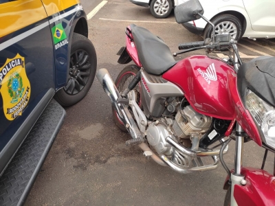 PRF atende acidente entre moto e caminhonete no trevo para Lupércio