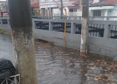 Bueiro entupido causa alagamento em rua de Ourinhos; moradora já havia solicitado a limpeza 