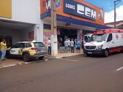 Van perde freio e colide em loja no centro de Bandeirantes: ninguém ferido