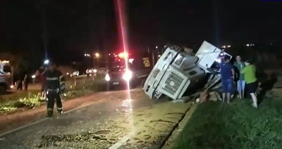 Carreta carregada de milho tomba na Rodovia Mello Peixoto em Ourinhos e motorista fica ferido 