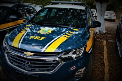 Carreta com produtos químicos tomba na BR-153 entre Ourinhos e Marília; motorista morreu e mulher ficou ferida 