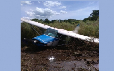 Avião faz pouso forçado na área rural de Jacarezinho
