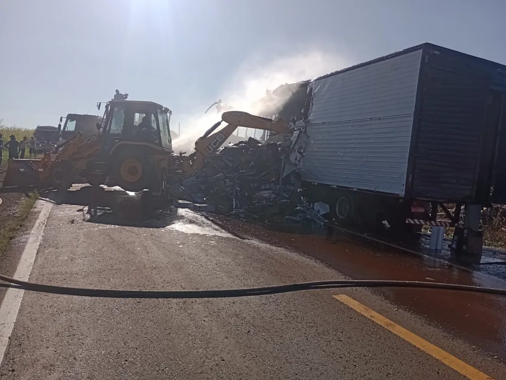 Caminhão pega fogo e interdita rodovia do Centro-Oeste Paulista 