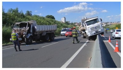Caminhões batem em rodovia da região 