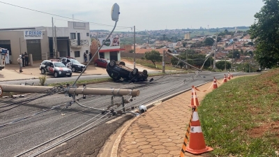 Carro capota e derruba três postes na região 