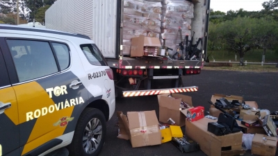 Caminhão com armas, eletrônicos e cigarros é apreendido na SP-270