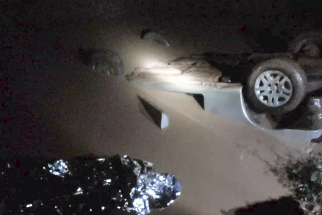 Pai e filho morrem após carro capotar e cair em açude na região