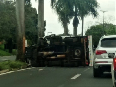 Caminhão tomba no perímetro urbano na Raposo Tavares em Ourinhos 