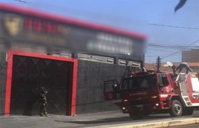 Bombeiros combatem incêndio em oficina de funilaria e pintura de veículos em Ourinhos 