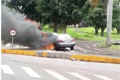  Carro pega fogo em Ourinhos; vídeo 