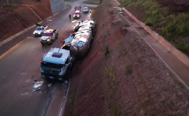 Motorista perde controle e caminhão despenca na marginal da PR-272, no norte do Paraná 