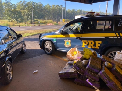 Policiais rodoviários federais de Ourinhos apreendem carro carregado com maconha na BR- 369