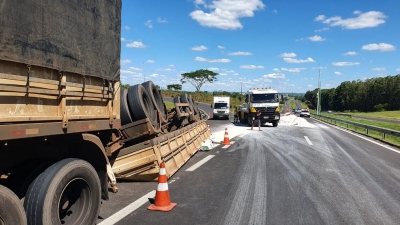 Carreta com sacos de adubo tomba em rodovia na região e carga fica espalhada na rodovia