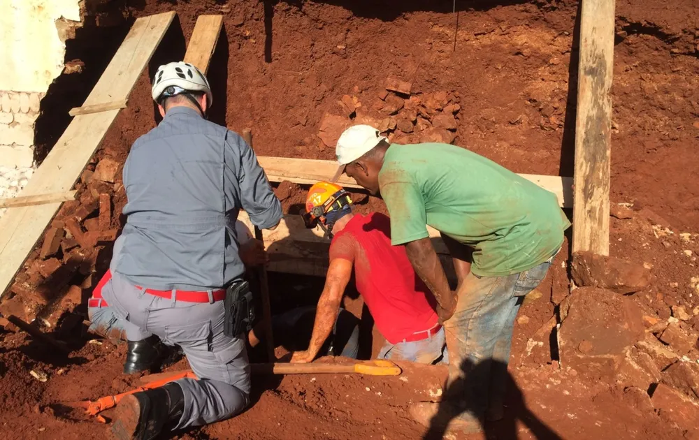 Pedreiro é resgatado ileso após ficar soterrado em desabamento de muro na região 