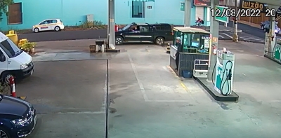 Mulher abastece e sai sem pagar em posto de combustíveis de Ourinhos; vídeo 