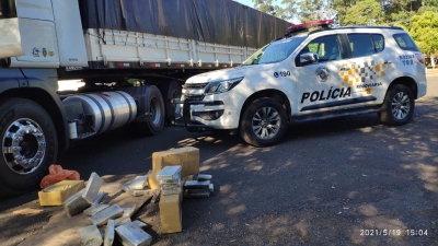 Policiais rodoviários apreendem cocaína escondida em fundo falso em caminhão na Raposo Tavares 