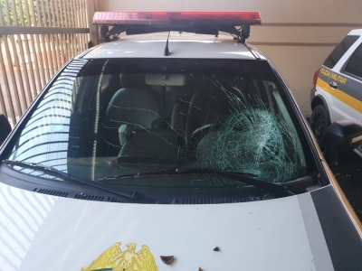 Festa em uma casa em Jacarezinho termina com mulher presa e vidro de carro da PM quebrado