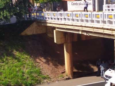 Homem se joga de viaduto em Ourinhos; vídeo 