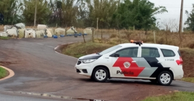 Tambores com produto químico caem de carreta e líquido vaza em vicinal de Santa Cruz do Rio Pardo