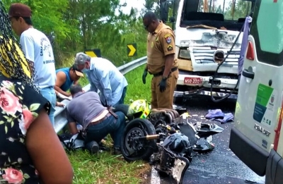 Colisão frontal entre moto e caminhão mata jovem em rodovia entre Jacarezinho e Ribeirão Claro
