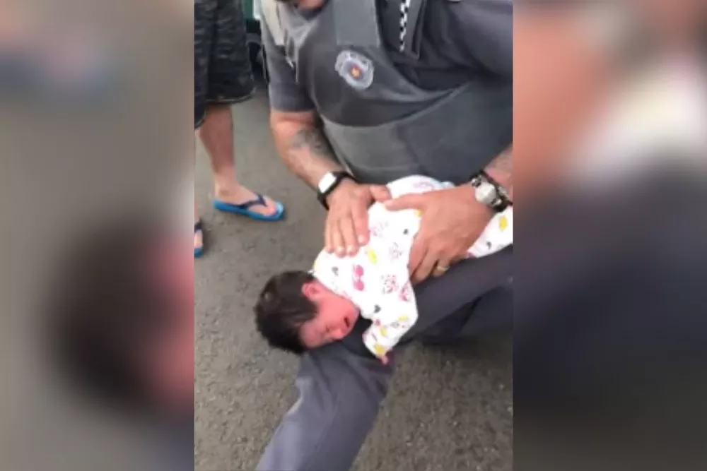 Policiais salvam vida de recém-nascida engasgada e sem respirar na região; vídeo 