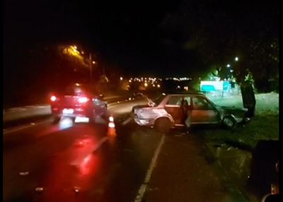Carros batem na SP-225 em Santa Cruz do Rio Pardo; um veículo tem placas de Ourinhos 