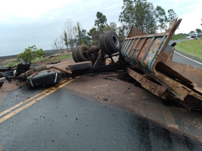 Caminhões batem de frente na BR-376, e duas pessoas morrem no Paraná, diz PRF