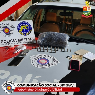 Casal é preso após deixar filho de 4 anos sozinho em casa, onde cocaína foi encontrada em Canitar