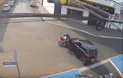 Vídeo mostra carro atingindo moto em acidente em Ourinhos 