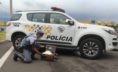 Jovem de 24 anos é presa com cocaína em fundo falso de mala na região