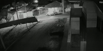 Homem coloca fogo e destrói carro em Campos Novos Paulista; vídeo