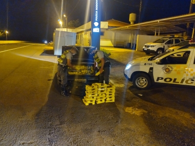 Polícia Militar Rodoviária apreende veículo com mais de 300 kg de maconha na SP-225 em Espírito Santo do Turvo 