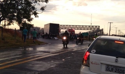Motociclista morre atropelado por caminhão em alça de acesso de rodovia na região 