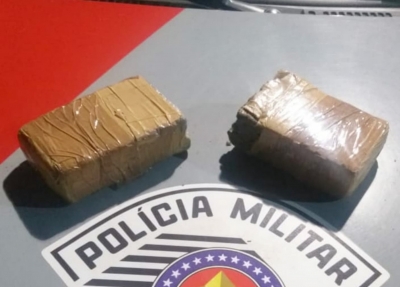 Mãe encontra maconha do filho e chama a PM; Pedreiro achou 8 tijolos da droga no lixo em Ourinhos