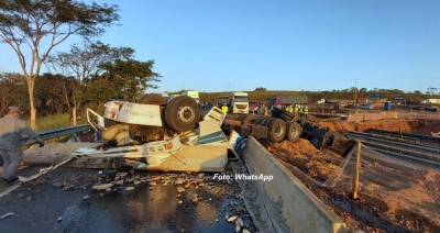 Motorista morre após carreta capotar em trecho de obras na SP-333 em Echaporã