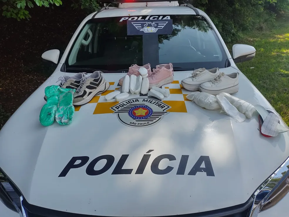 Três bolivianos da mesma família são presos com cocaína nos tênis e roupas na Raposo Tavares 