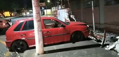 Carro cruza avenida e derruba muro de escola em Ourinhos 