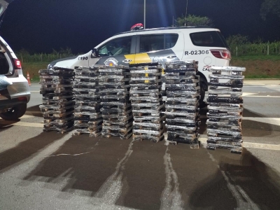 Polícia Rodoviária apreende mais de 255 quilos de maconha em veículo na SP-225, em Santa Cruz do Rio Pardo 