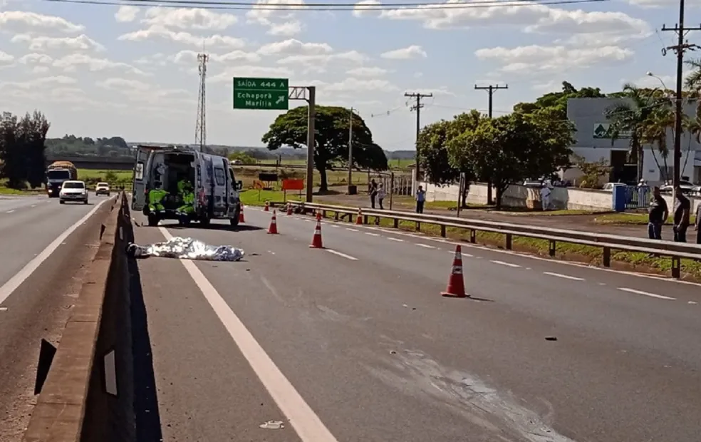Batida entre moto e caminhão mata motociclista na Rodovia Raposo Tavares 