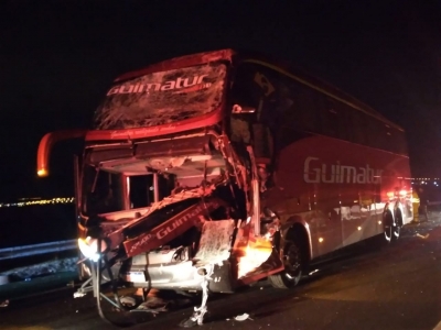 Motorista morre e sete ficam feridos em colisão entre ônibus e caminhão na Orlando Quagliato em Santa Cruz do Rio Pardo 